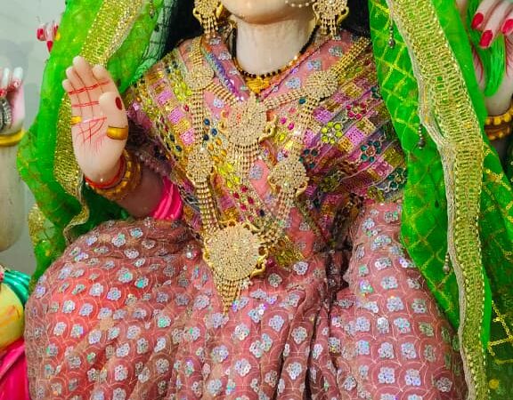 नवरात्र के पहले दिन मां लक्ष्मी का हुआ भव्य श्रृंगार