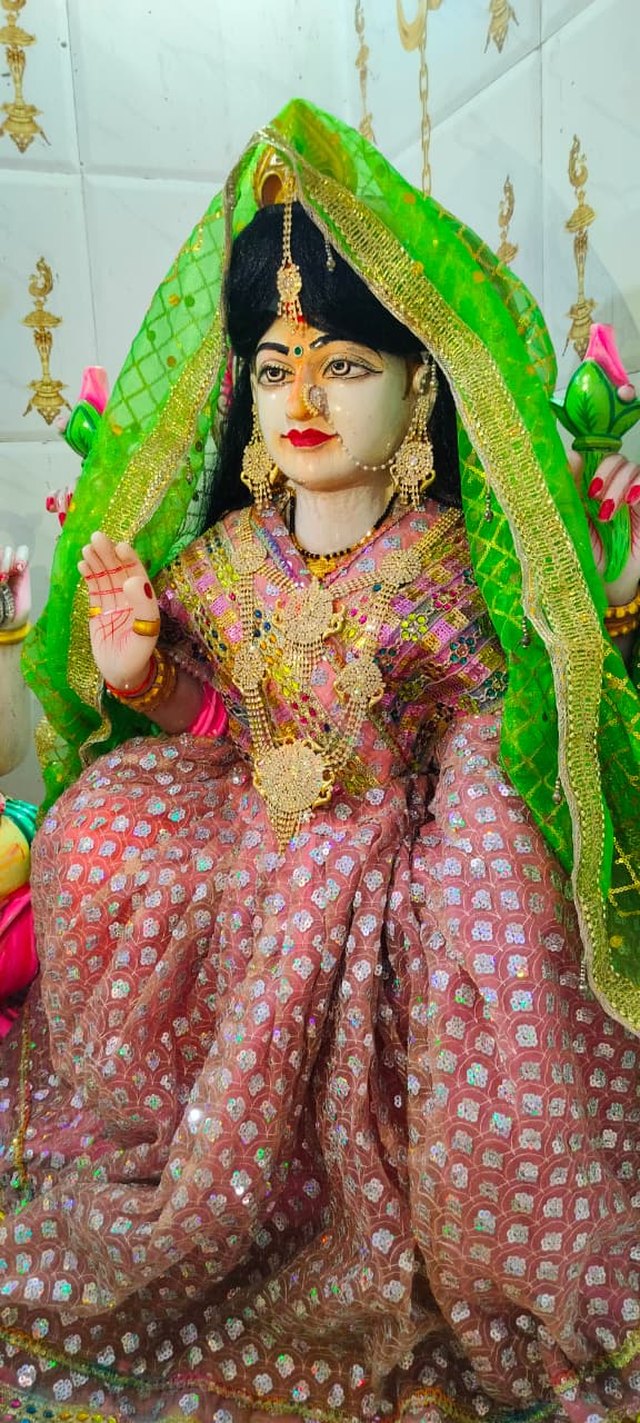 नवरात्र के पहले दिन मां लक्ष्मी का हुआ भव्य श्रृंगार