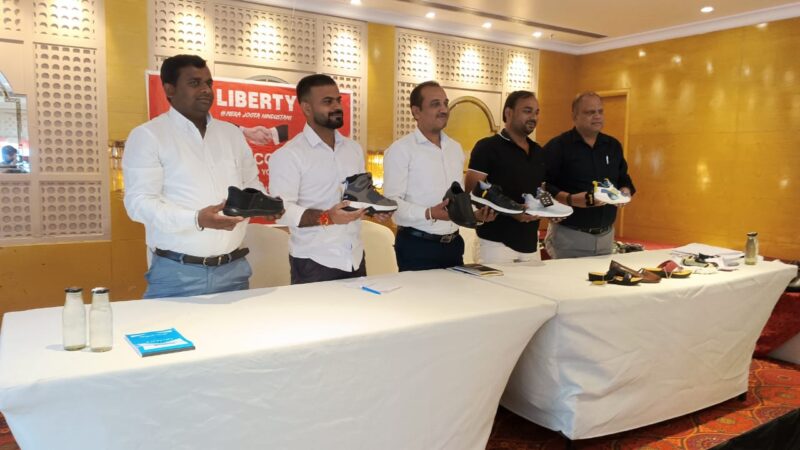 वाराणसी: कास्तिल्लो होटल, सिगरा में शिवाय एंटरप्राइजेज द्वारा लिबर्टी शूज़ की नई रेंज लॉन्च