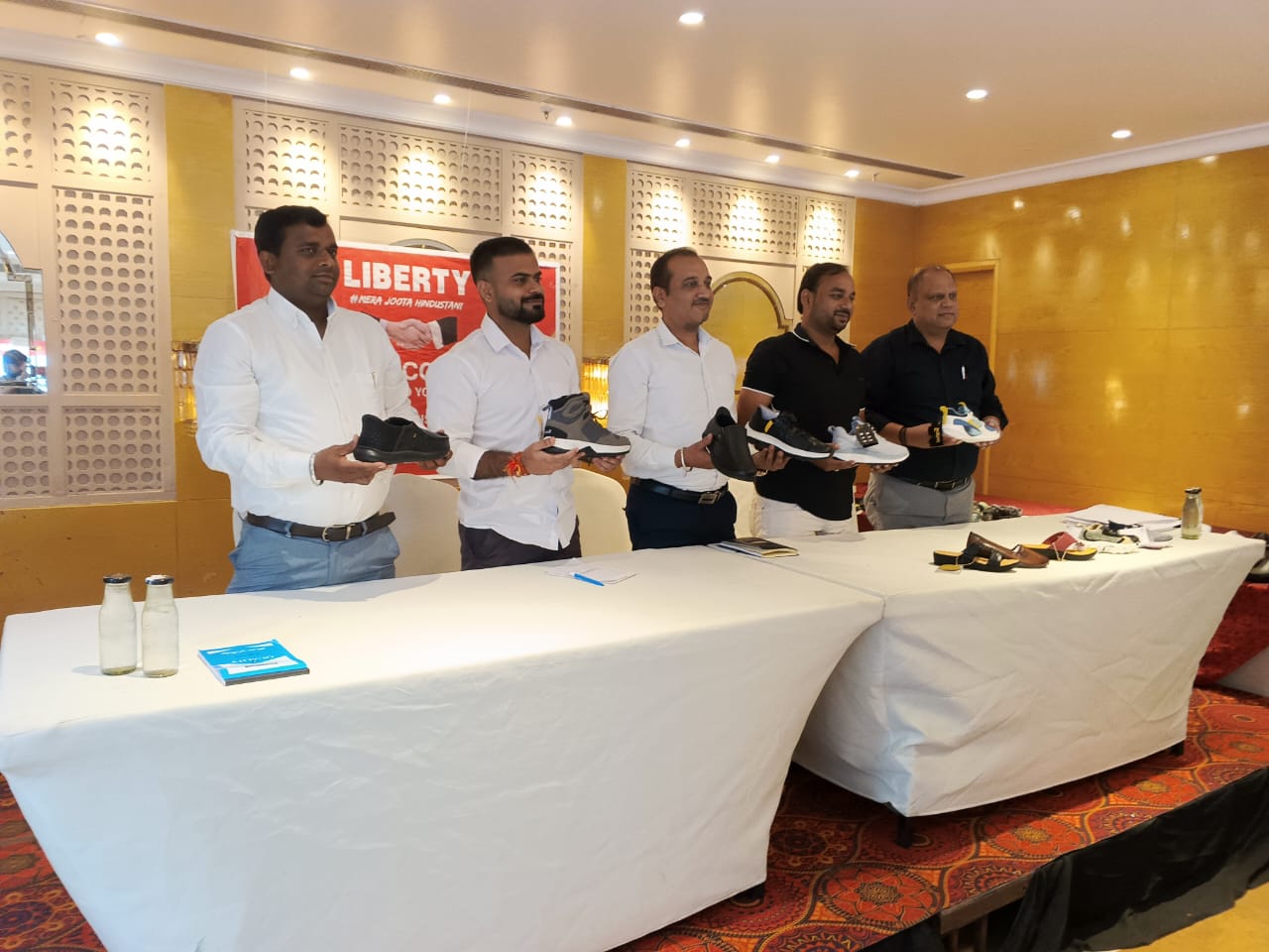 वाराणसी: कास्तिल्लो होटल, सिगरा में शिवाय एंटरप्राइजेज द्वारा लिबर्टी शूज़ की नई रेंज लॉन्च