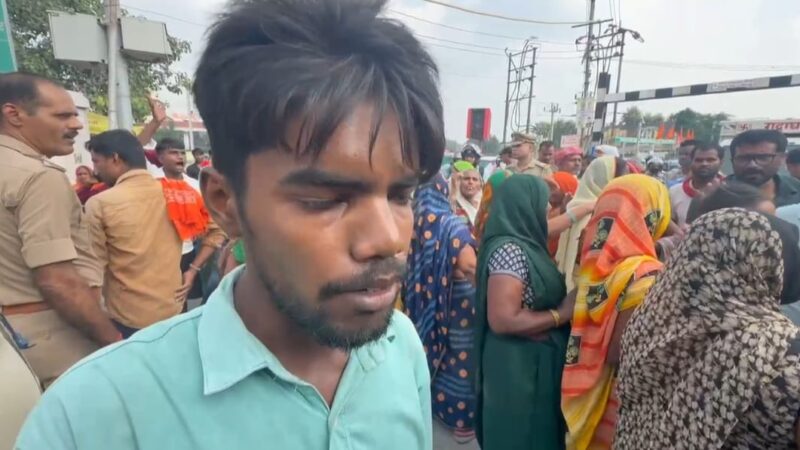 बनारस रेलवे स्टेशन के बाहर मृत लाइनमैन के परिजनों ने शव रखकर लगाया जाम