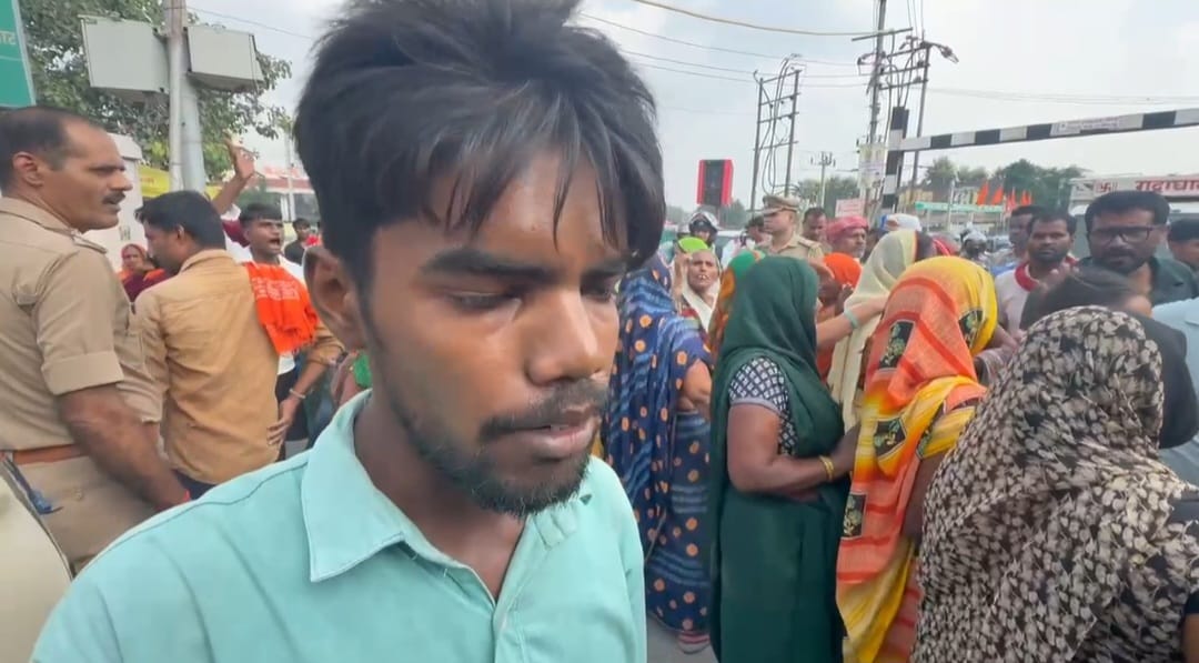बनारस रेलवे स्टेशन के बाहर मृत लाइनमैन के परिजनों ने शव रखकर लगाया जाम
