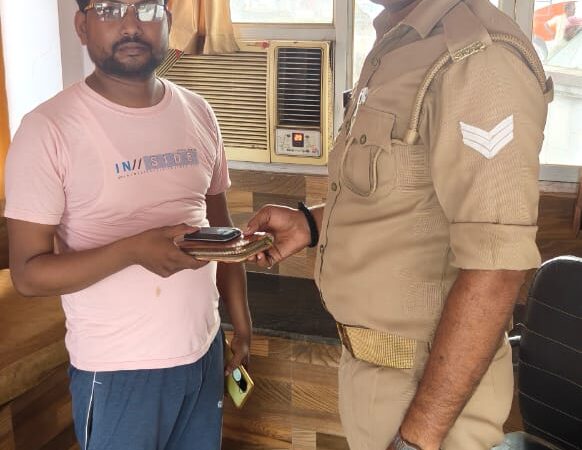 मुग़लसराय : पुलिस ने सड़क पर मिला मोबाइल और पर्स मालिक को लौटाया