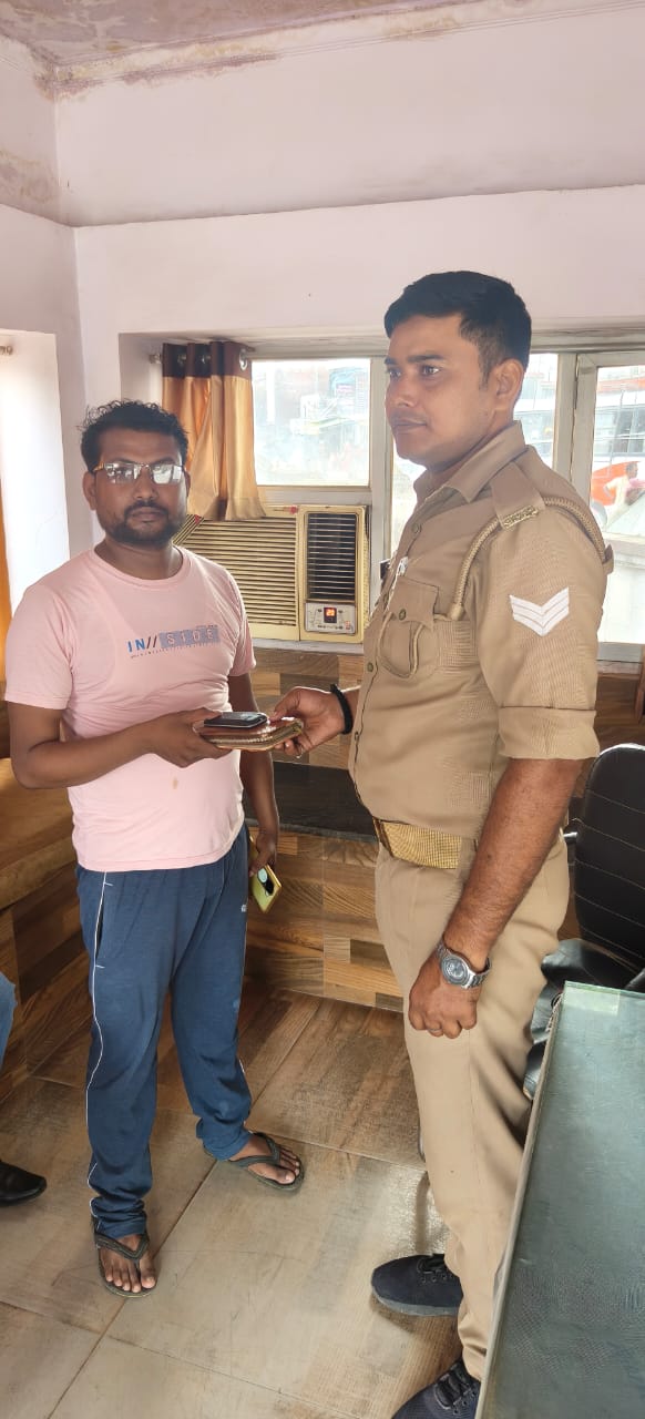मुग़लसराय : पुलिस ने सड़क पर मिला मोबाइल और पर्स मालिक को लौटाया