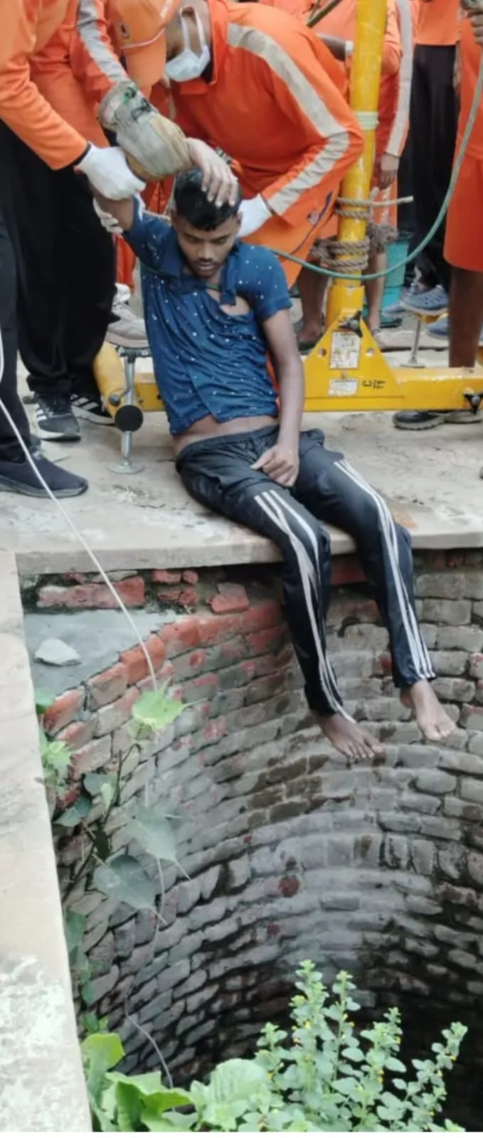 युवक ने लगाई कुएं में छलांग