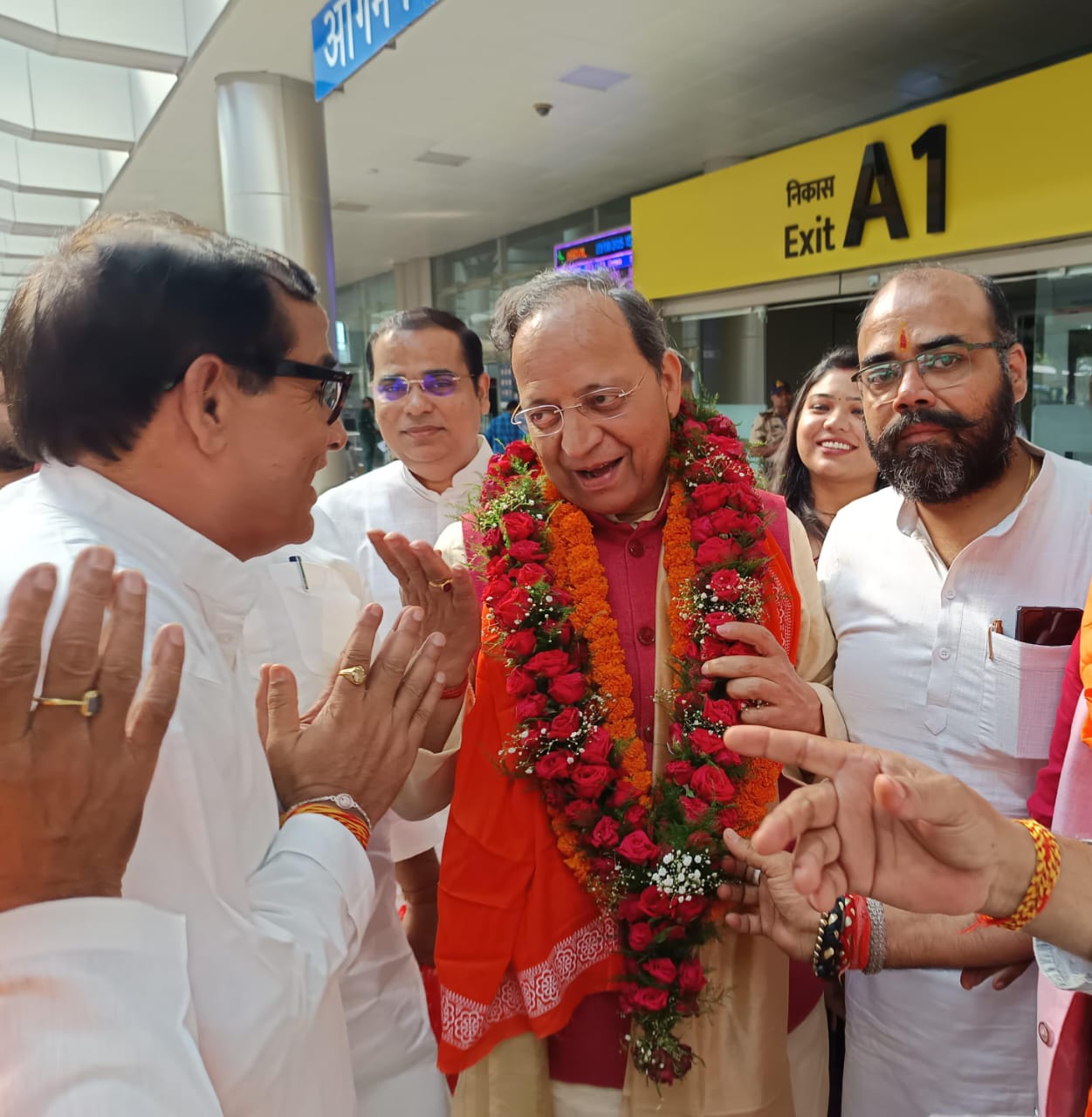भाजपा राष्ट्रीय महासचिव अरुण सिंह का बाबतपुर हवाई अड्डे पर जोरदार स्वागत