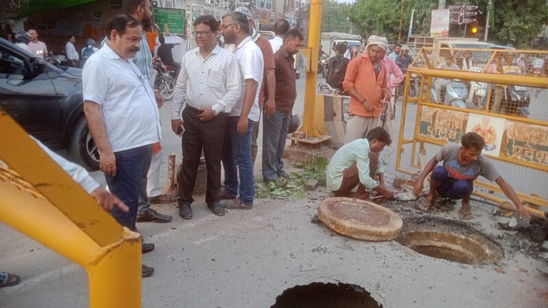 जलकल की लापरवाही से सड़क में बना गड्ढा, स्थानीय लोगों में आक्रोश