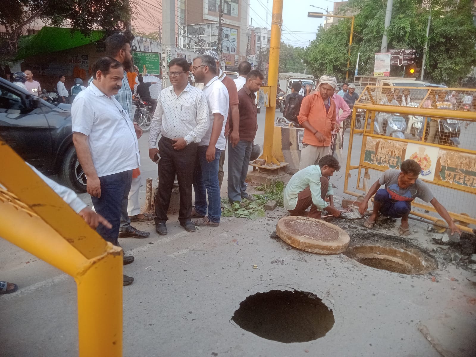 जलकल की लापरवाही से सड़क में बना गड्ढा, स्थानीय लोगों में आक्रोश