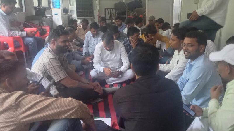 अधीक्षण अभियंता कार्यालय के समक्ष जूनियर इंजीनियर संगठन ने जताया विरोध