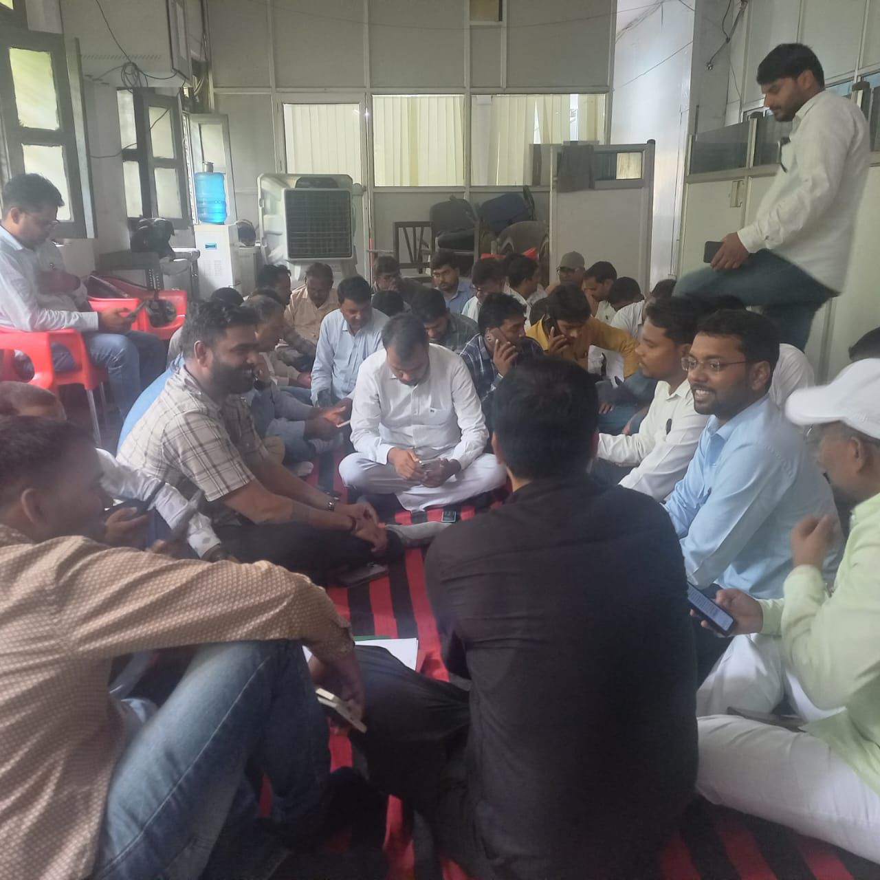 अधीक्षण अभियंता कार्यालय के समक्ष जूनियर इंजीनियर संगठन ने जताया विरोध