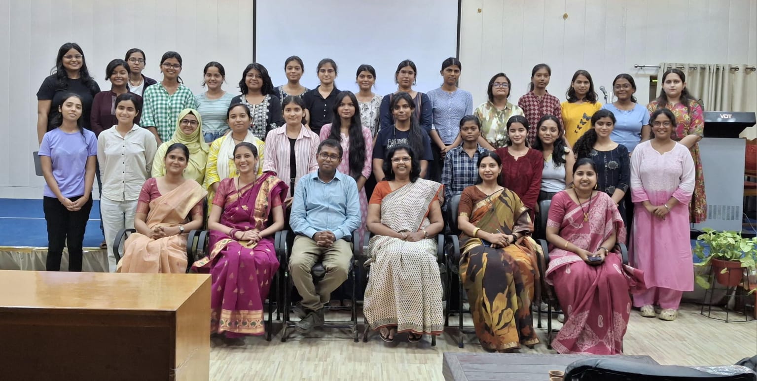 वसंत कन्या महाविद्यालय में चलचित्र प्रदर्शन व कार्यशाला का आयोजन