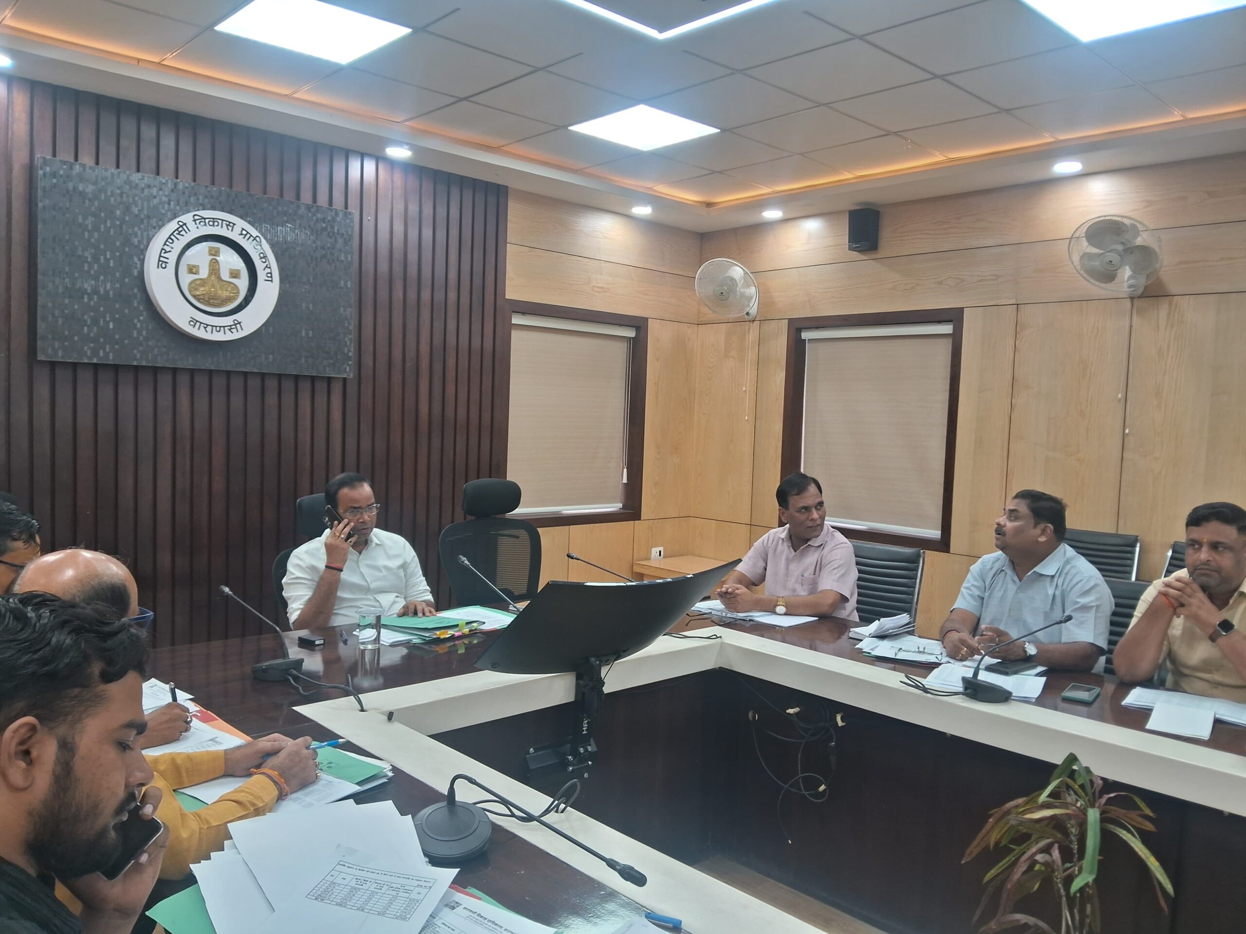 वाराणसी विकास प्राधिकरण की समीक्षा बैठक में सख्त निर्देश
