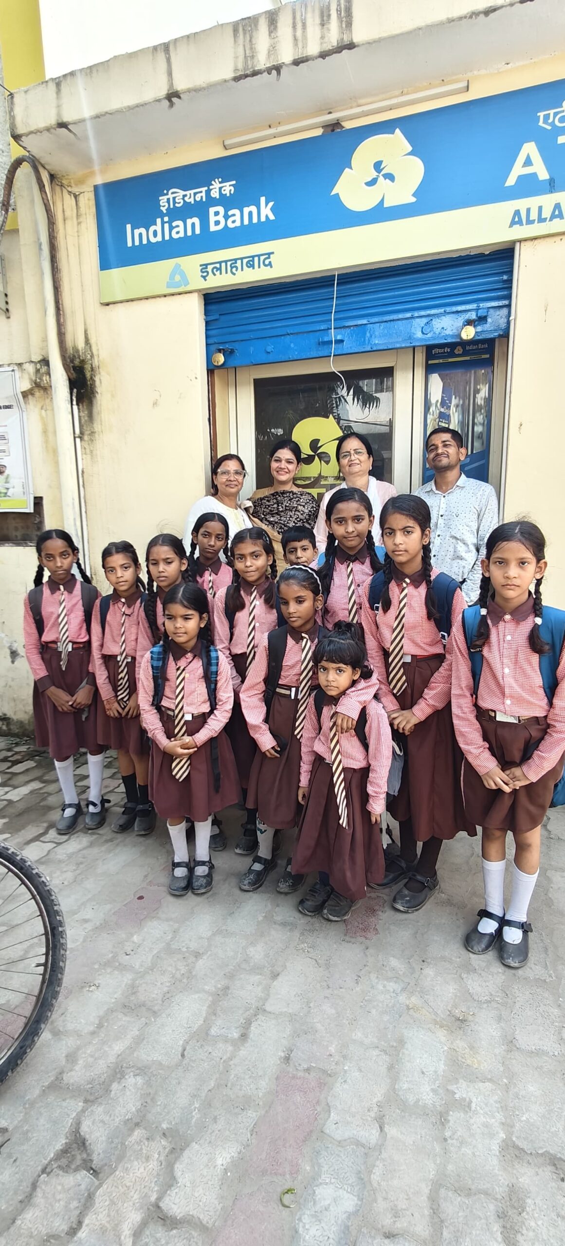 मंडुवाडीह प्राइमरी स्कूल के बच्चों ने किया इंडियन बैंक का भ्रमण