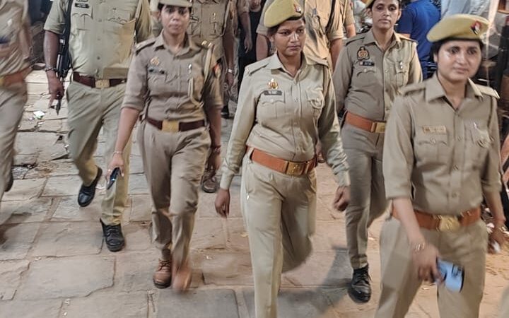 दशाश्वमेध क्षेत्र में दुर्गा पूजा को लेकर एसीपी ने भारी भीड़ वाले इलाकों में सुरक्षा बल किया तैनात
