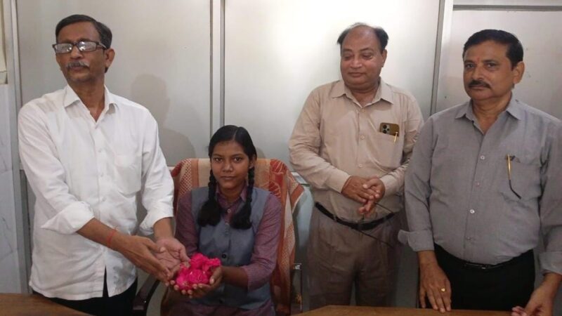 किसान इंटर कॉलेज में मेधावी छात्रा सुषमा बनीं एक दिन की प्रधानाचार्य