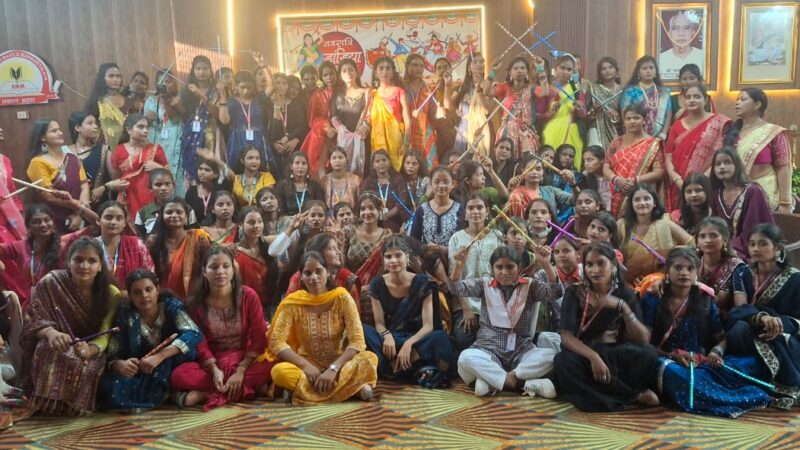 राजेश्वरी महिला स्नातकोत्तर महाविद्यालय में डांडिया नृत्य का धमाल