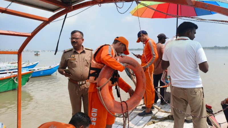 अस्सी घाट पर स्नान के दौरान डूबने से युवती लापता, तीन को जल पुलिस ने बचाया