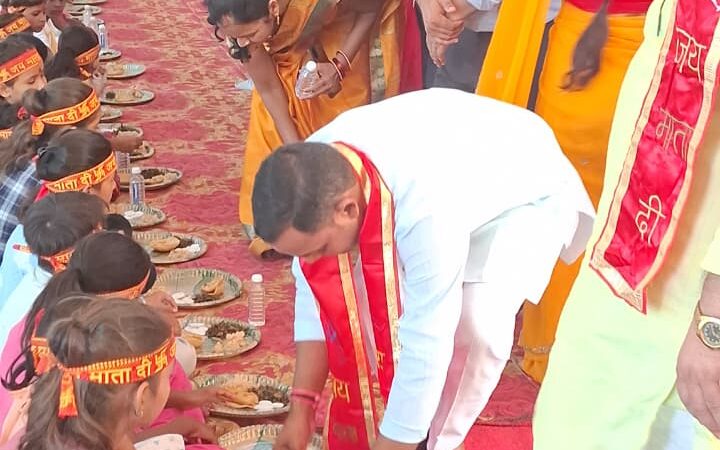 रोहनिया विधायक ने 51 कन्याओं से लिया आशीर्वाद