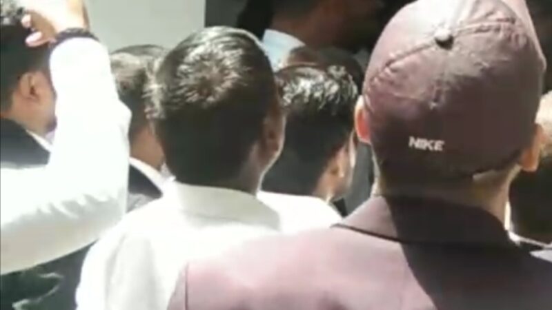 अधिवक्ताओं ने कार्य बहिष्कार कर जिलाधिकारी और पुलिस आयुक्त कार्यालय पर किया धरना प्रदर्शन