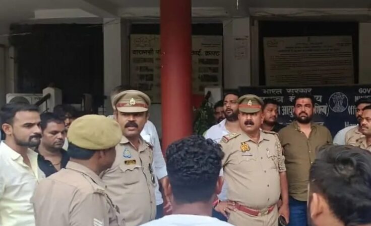 वाराणसी: जन्मदिन पर राहगीरों को बांटी बीयर,