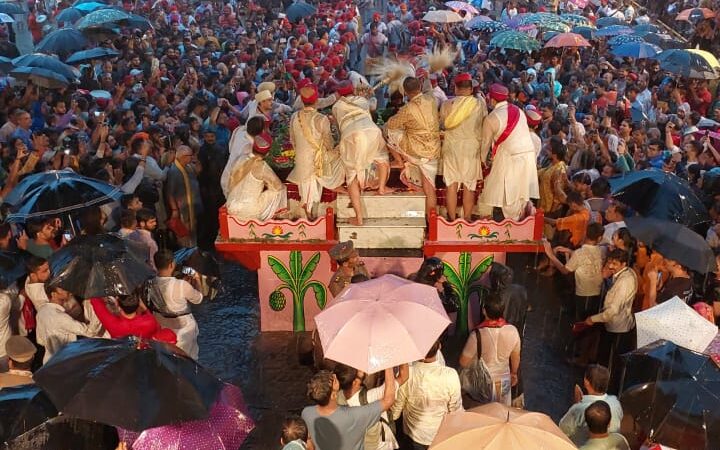 नाटी इमली भारत मिलाप: तेज बारिश में भी अटूट रही श्रद्धा, चारों भाइयों के मिलन पर गूंजा ‘जय श्रीराम’
