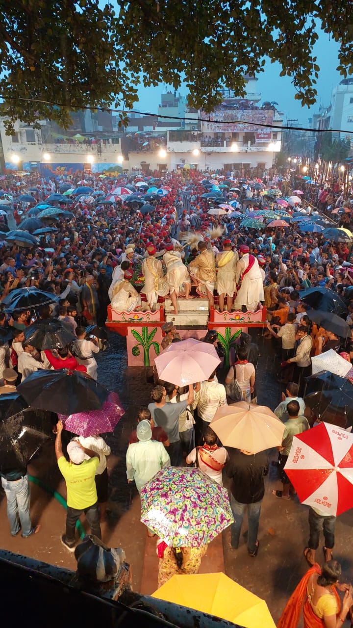 नाटी इमली भारत मिलाप: तेज बारिश में भी अटूट रही श्रद्धा, चारों भाइयों के मिलन पर गूंजा ‘जय श्रीराम’