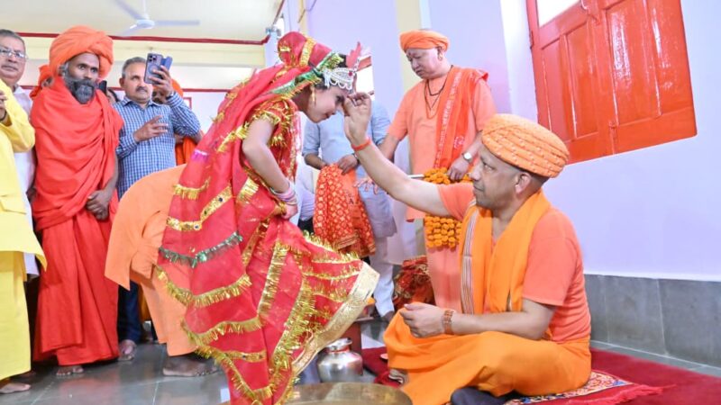 मुख्यमंत्री योगी ने गोरखनाथ मंदिर में किया कन्या पूजन
