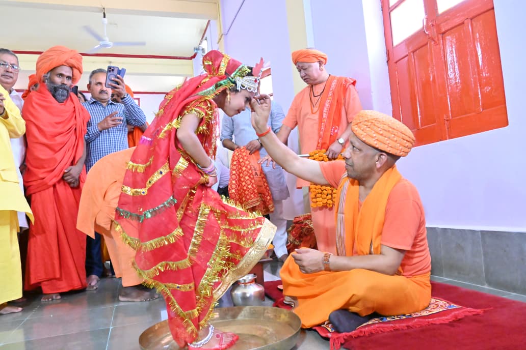 मुख्यमंत्री योगी ने गोरखनाथ मंदिर में किया कन्या पूजन