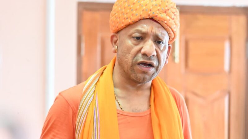 नारी शक्ति के बिना सृष्टि की कल्पना असंभव : सीएम योगी