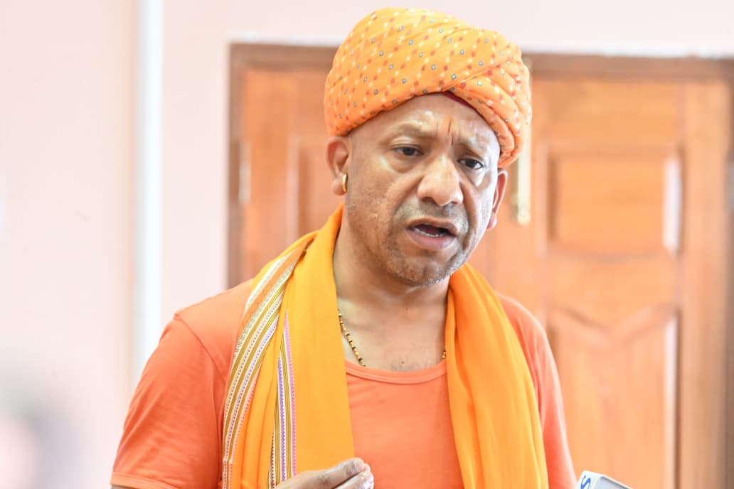 नारी शक्ति के बिना सृष्टि की कल्पना असंभव : सीएम योगी