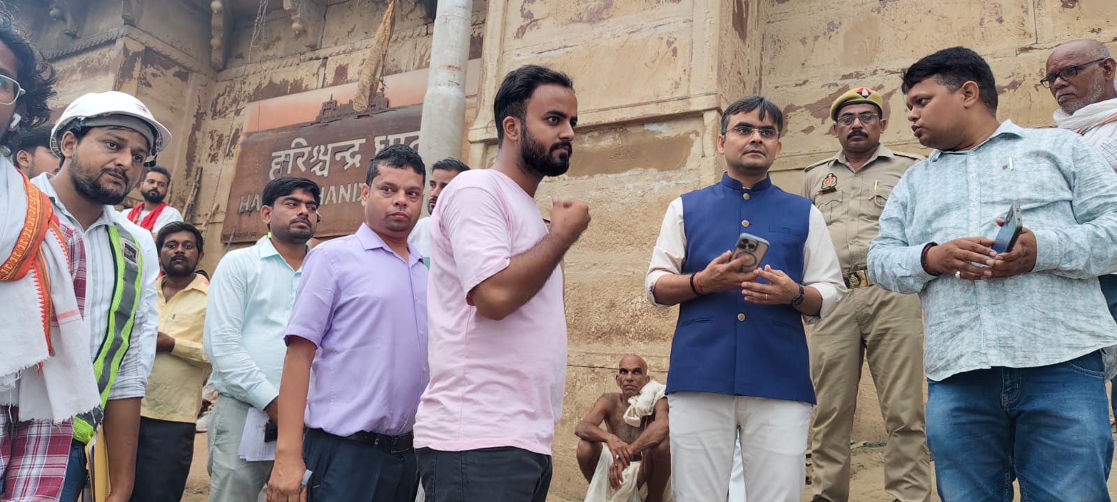 हरिश्चंद्र घाट पर जिलाधिकारी का निरीक्षण कर सिल्ट हटाने और स्वच्छता के दिए निर्देश