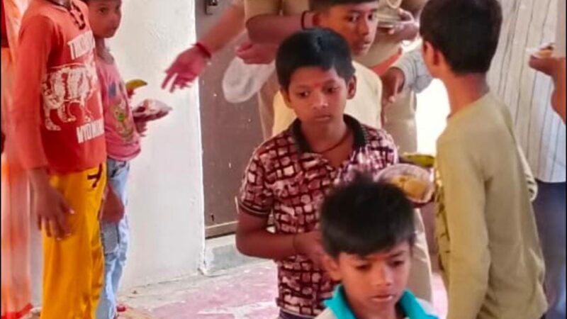 लोहता थाना अध्यक्ष ने किया कन्या पूजन, कन्याओं को कराया भोजन