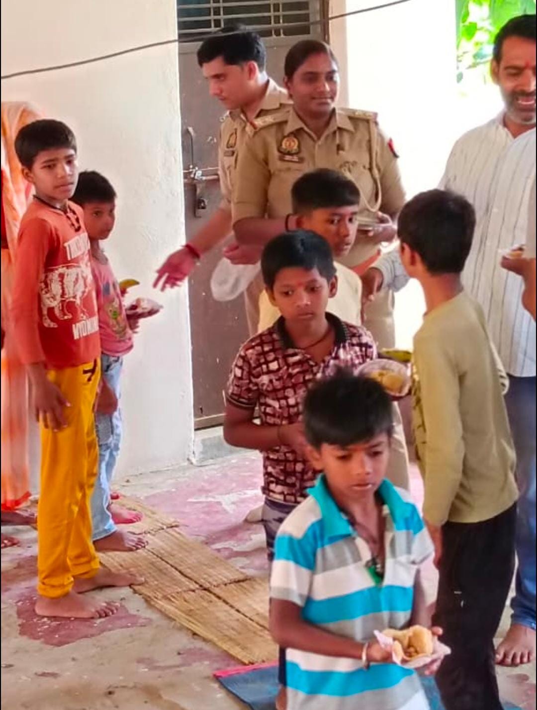 लोहता थाना अध्यक्ष ने किया कन्या पूजन, कन्याओं को कराया भोजन
