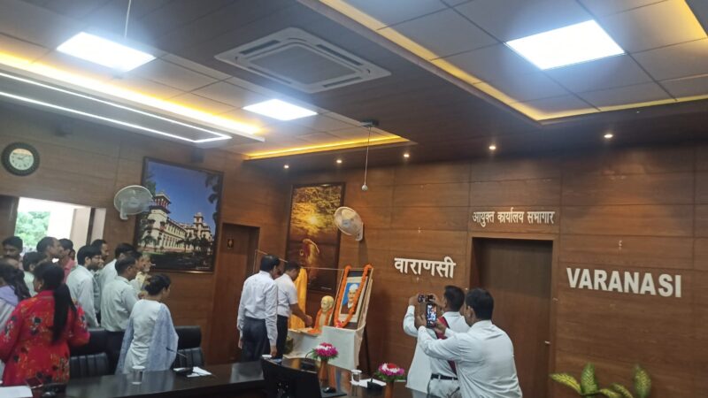 राष्ट्रपिता महात्मा गांधी और पूर्व प्रधानमंत्री लाल बहादुर शास्त्री को दी गई श्रद्धांजलि