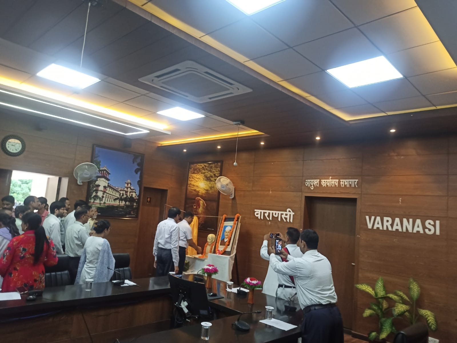 राष्ट्रपिता महात्मा गांधी और पूर्व प्रधानमंत्री लाल बहादुर शास्त्री को दी गई श्रद्धांजलि