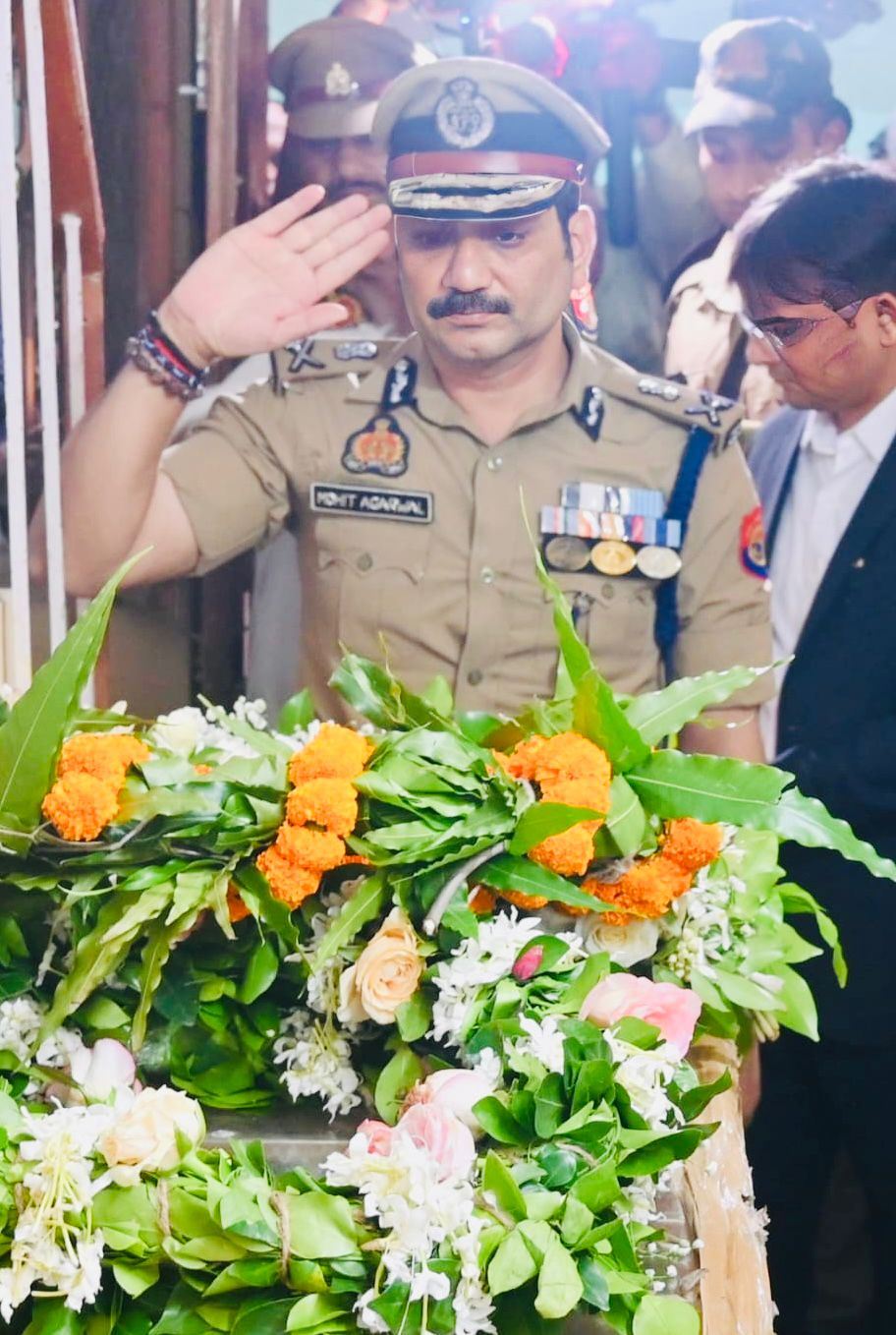 पद्म विभूषण पं. छन्नूलाल मिश्रा के निधन पर पुलिस आयुक्त ने पुष्पचक्र अर्पित कर दी श्रद्धांजलि