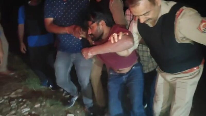 जौनपुर : पुलिस मुठभेड़ में अंतरजनपदीय चोर गिरोह का सरगना 5 साथियों समेत गिरफ्तार, दो को लगी गोली