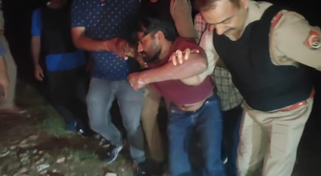जौनपुर : पुलिस मुठभेड़ में अंतरजनपदीय चोर गिरोह का सरगना 5 साथियों समेत गिरफ्तार, दो को लगी गोली