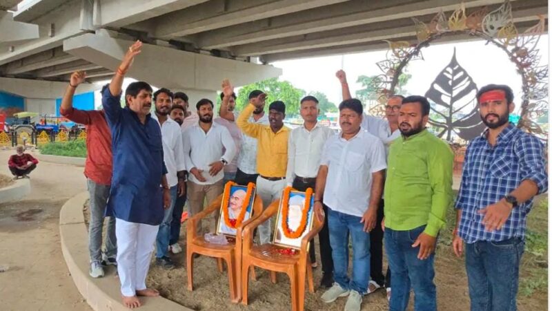 संदहा चौराहे पर कांग्रेसजनों ने मनाई गांधी-शास्त्री जयंती, गिरीश चंद्र पांडे गुड्डू रहे केंद्र में