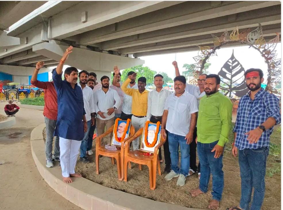 संदहा चौराहे पर कांग्रेसजनों ने मनाई गांधी-शास्त्री जयंती, गिरीश चंद्र पांडे गुड्डू रहे केंद्र में