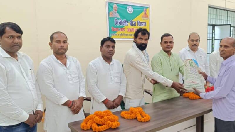 रोहनिया विधायक ने किसानों को बांटे रबी फसल के बीज मिनीकिट