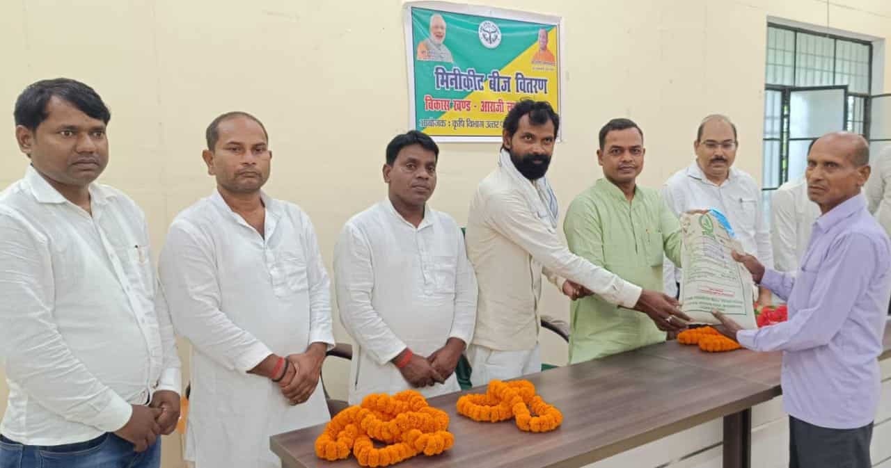 रोहनिया विधायक ने किसानों को बांटे रबी फसल के बीज मिनीकिट