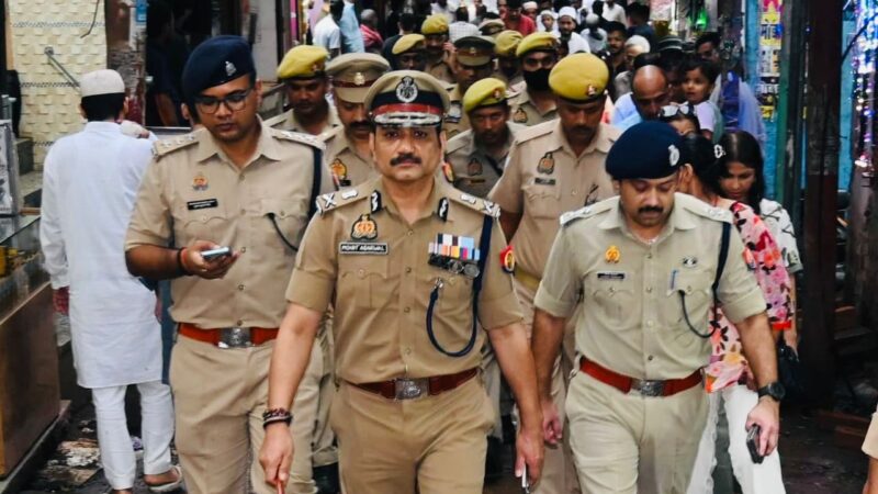 पुलिस आयुक्त के नेतृत्व में वाराणसी में पैदल रूट मार्च, त्यौहारों को लेकर हाई अलर्ट पर पुलिस