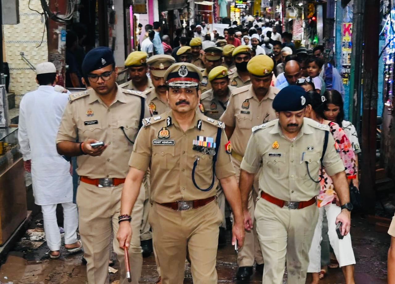 पुलिस आयुक्त के नेतृत्व में वाराणसी में पैदल रूट मार्च, त्यौहारों को लेकर हाई अलर्ट पर पुलिस