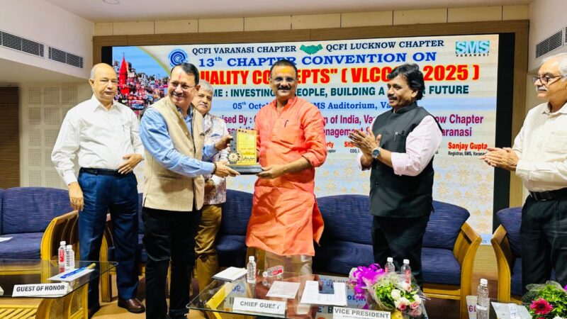 महापौर अशोक तिवारी बोले — “पेड़ लगाएँ, उनका संस्कार बनाएं” एसएमएस वाराणसी में गुणवत्ता सम्मेलन