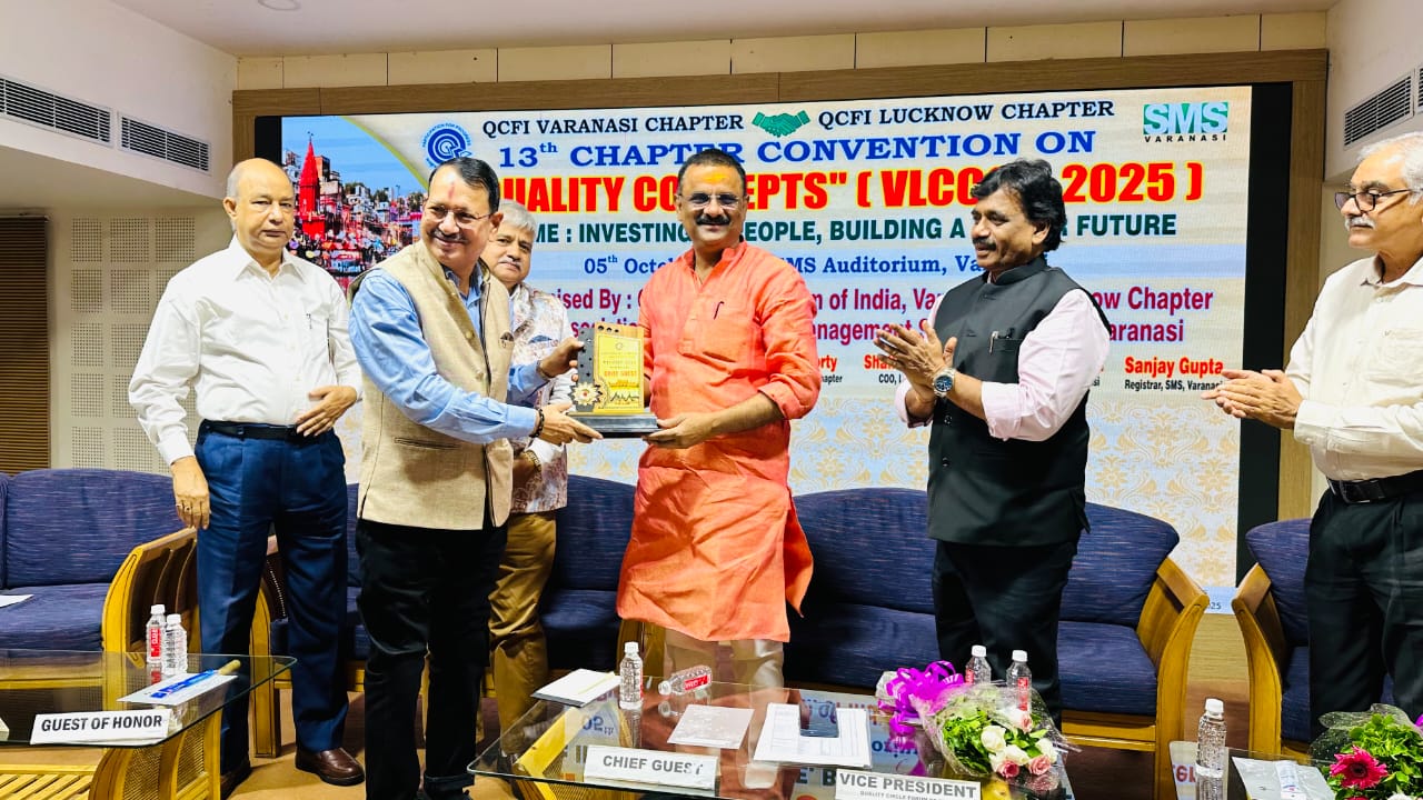 महापौर अशोक तिवारी बोले — “पेड़ लगाएँ, उनका संस्कार बनाएं” एसएमएस वाराणसी में गुणवत्ता सम्मेलन