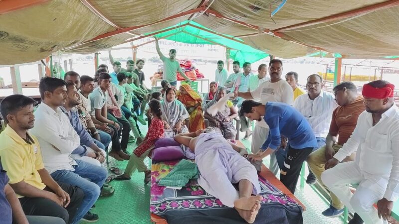 वाराणसी में नाविक समाज का आक्रोश — अध्यक्ष प्रमोद माझी 24 घंटे से आमरण अनशन पर, हालत नाज़ुक