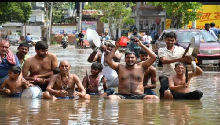 संत रविदास मार्ग पर सीवर और जर्जर सड़क के खिलाफ अनोखा विरोध