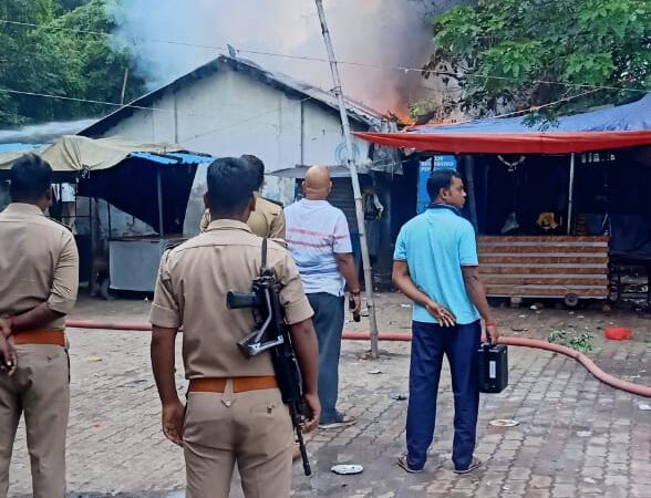 मीट मार्केट में शॉर्ट सर्किट से लगी भीषण आग