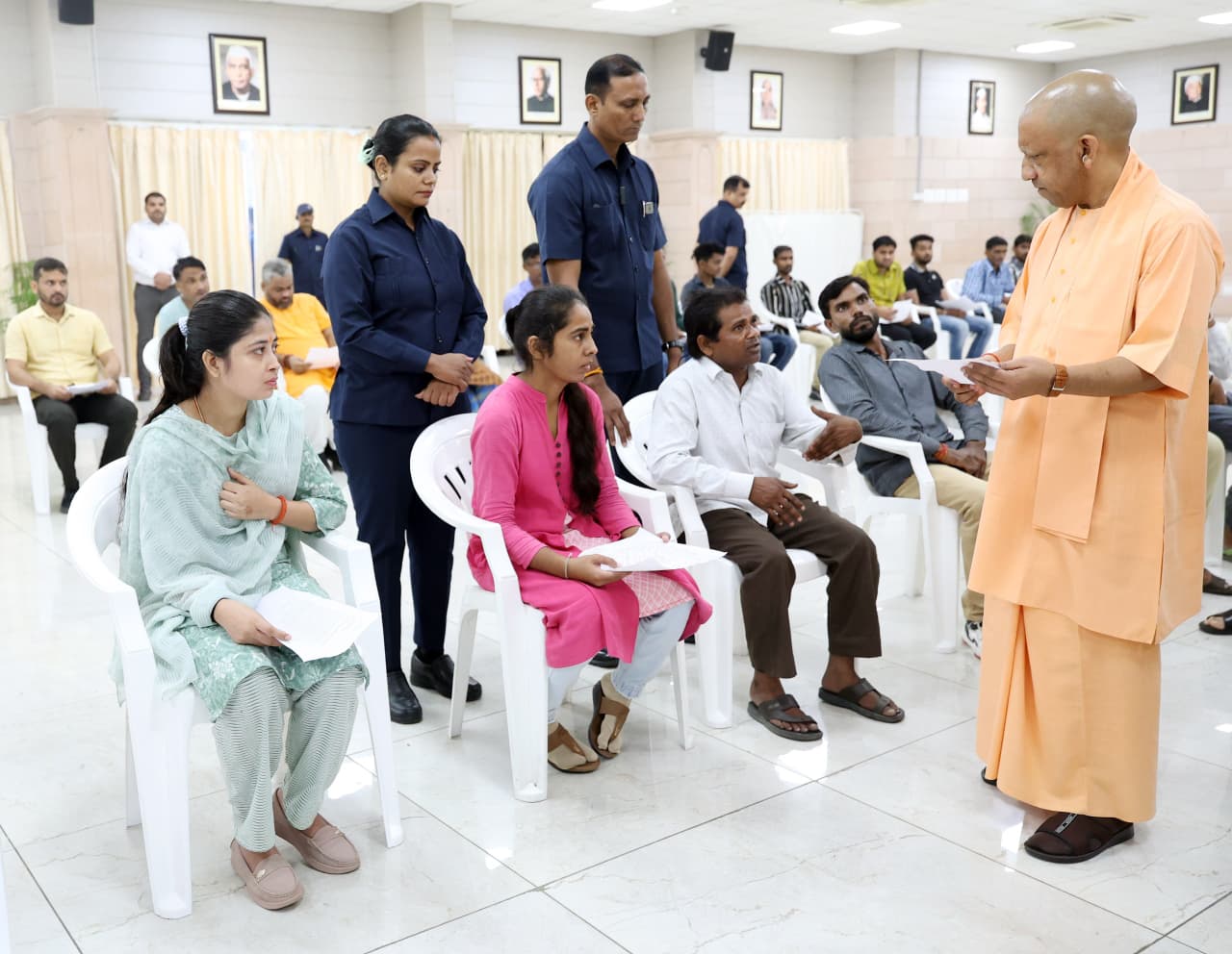 मुख्यमंत्री योगी ने ‘जनता दर्शन’ में कहा हर चेहरे पर खुशी लाना सरकार की प्राथमिकता